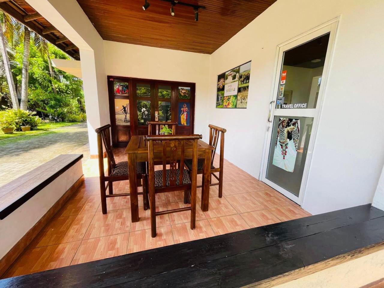 The Beez Hotel Negombo Bagian luar foto
