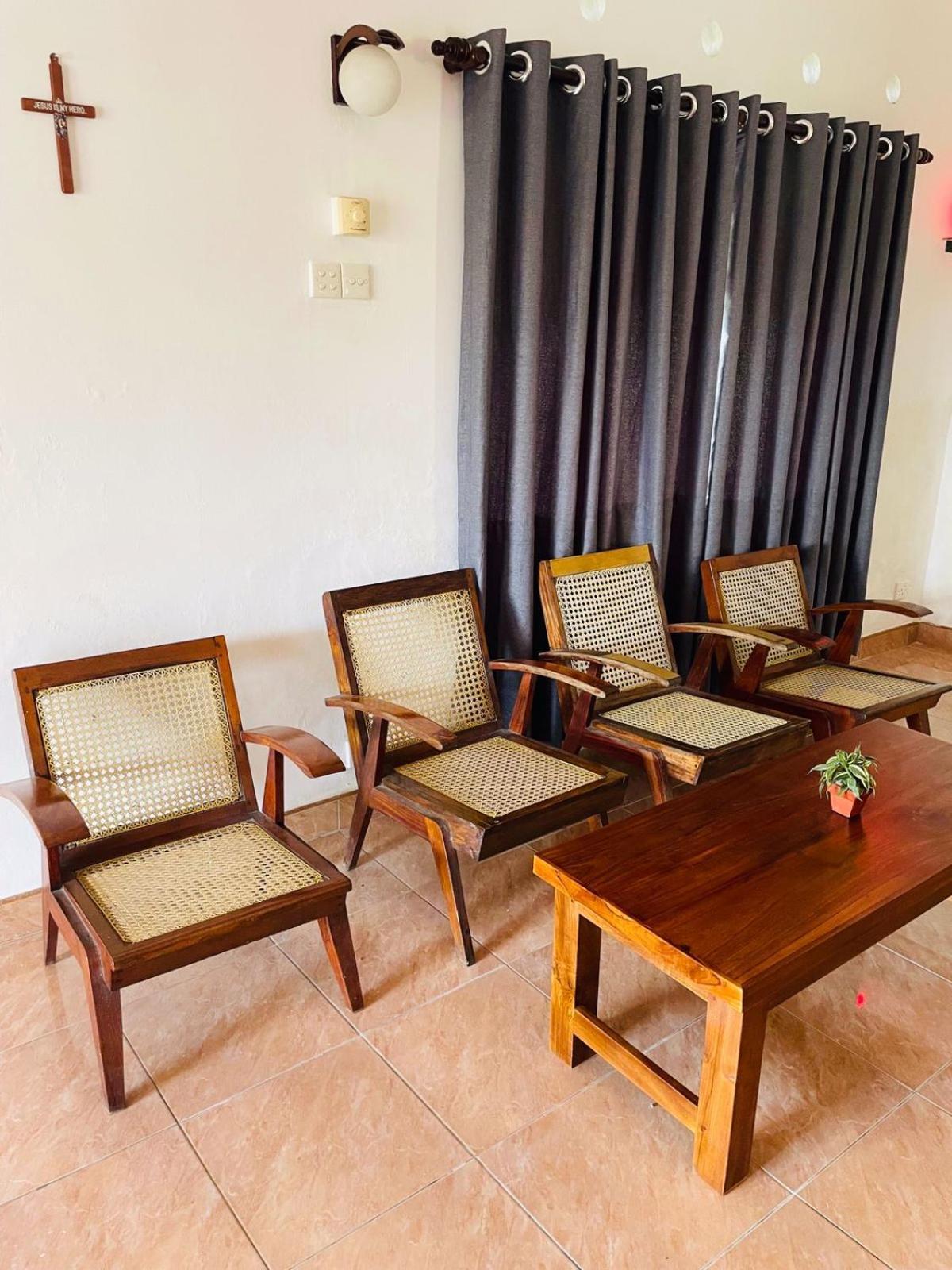 The Beez Hotel Negombo Bagian luar foto