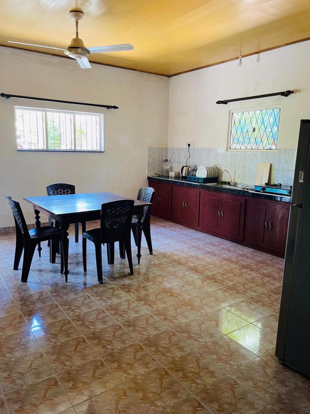 The Beez Hotel Negombo Bagian luar foto