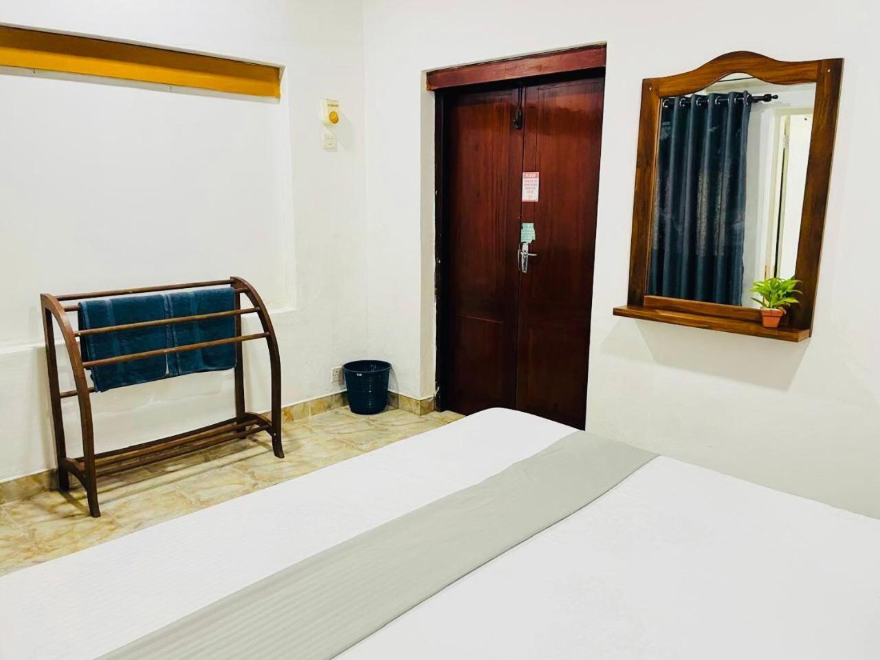 The Beez Hotel Negombo Bagian luar foto