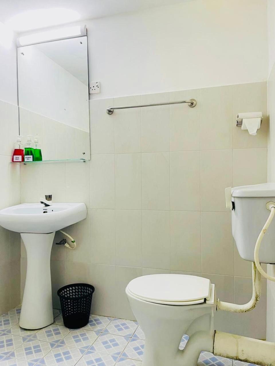 The Beez Hotel Negombo Bagian luar foto