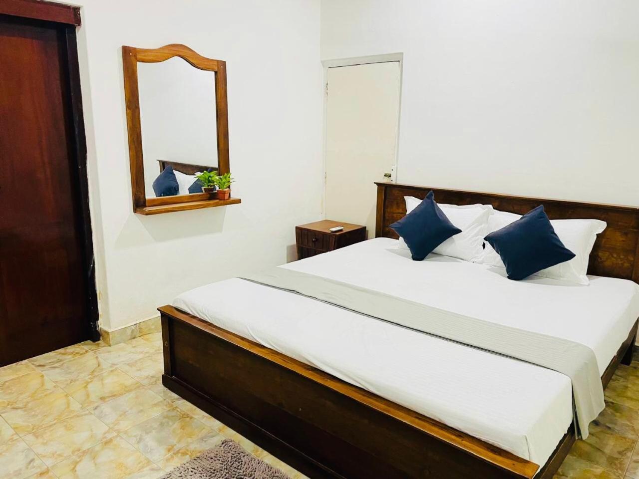 The Beez Hotel Negombo Bagian luar foto
