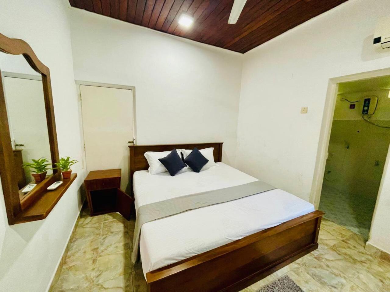The Beez Hotel Negombo Bagian luar foto