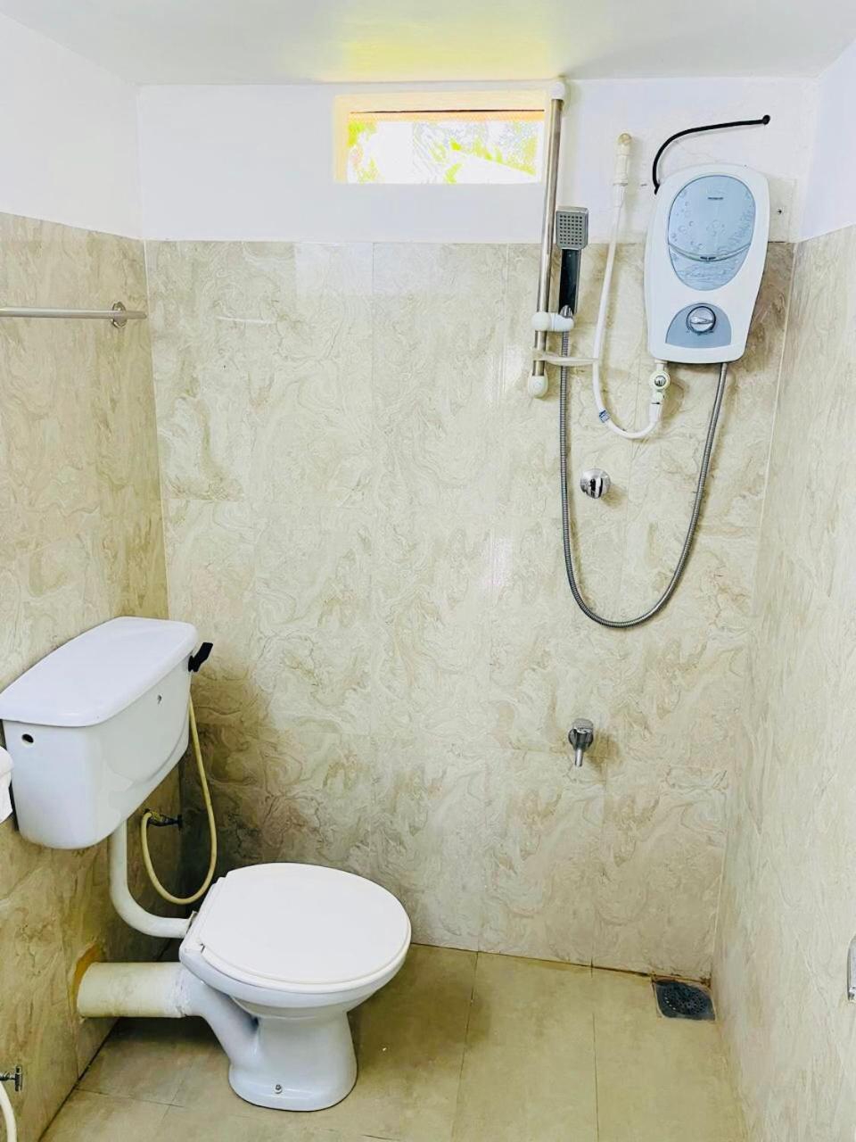 The Beez Hotel Negombo Bagian luar foto