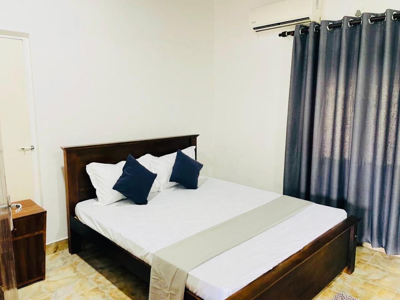 The Beez Hotel Negombo Bagian luar foto