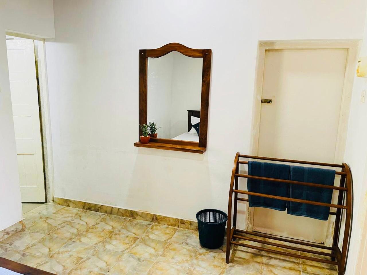 The Beez Hotel Negombo Bagian luar foto